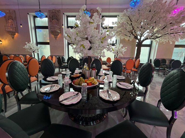 festlich gedeckter Tisch Veranstaltung Hochzeit Essen Catering Setup