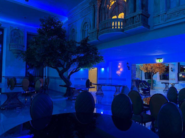 Veranstaltungssaal Baum innen Dekoration Essen große Halle